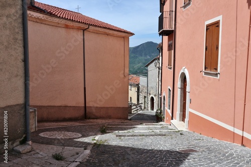 Obraz na płótnie Macchiagodena - Scorcio della Chiesa di San Nicola di Bari da Via XI Febbraio w salonie