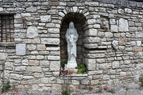 Obraz na płótnie Macchiagodena - Statua della Madonna con Bambino ai piedi della Chiesa di San Nicola di Bari w salonie