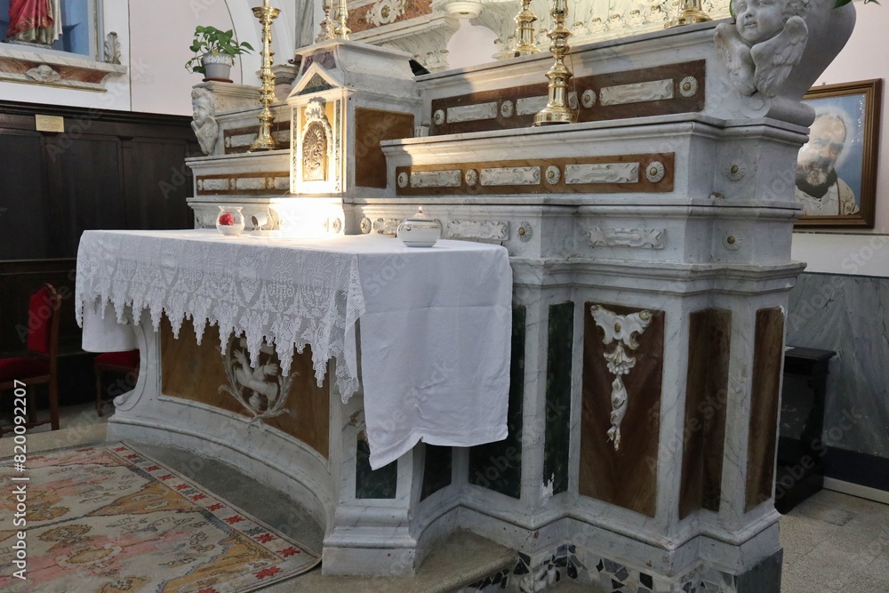 Macchiagodena - Altare in marmo nella Chiesa di Sant'Antonio di Padova