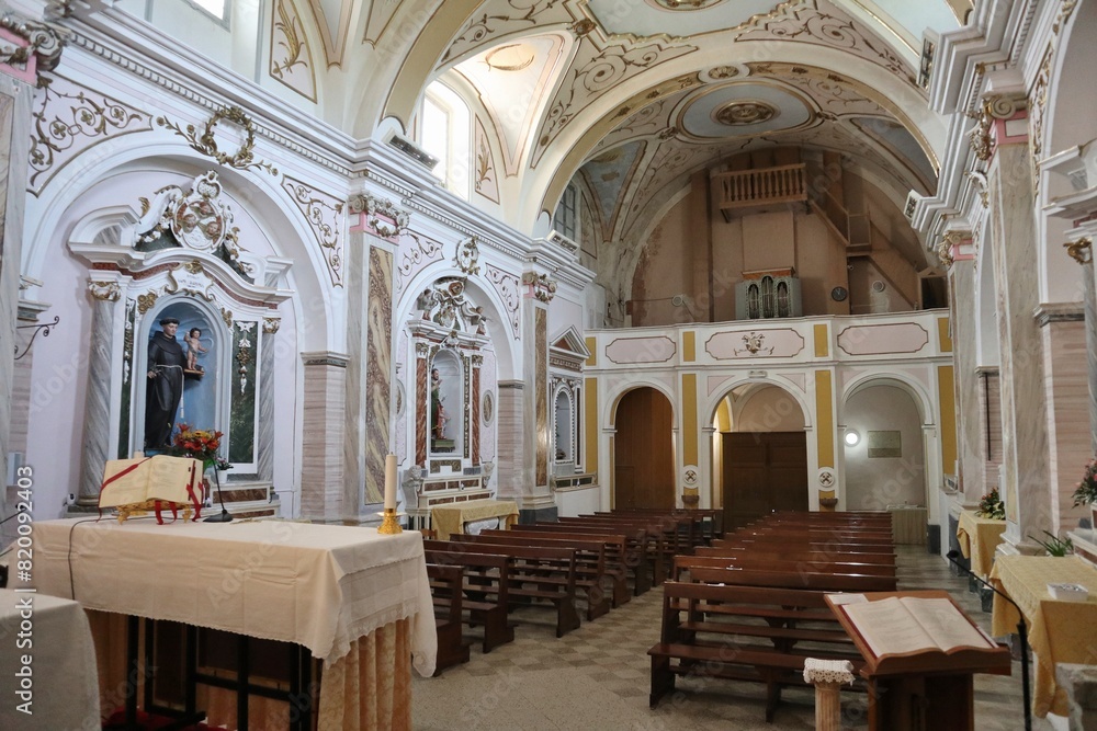 Macchiagodena - Chiesa di Sant'Antonio di Padova dall'altare
