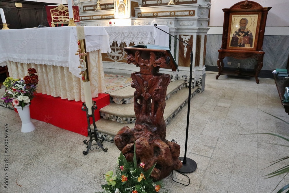 Macchiagodena - Leggio ligneo nella Chiesa di Sant'Antonio di Padova