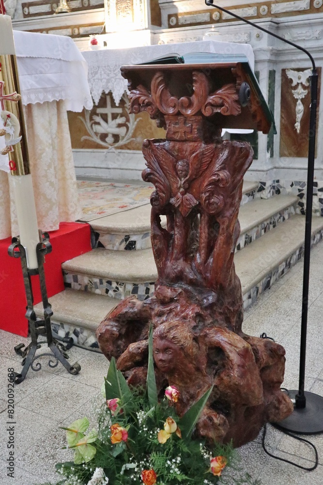 Macchiagodena - Leggio in legno nella Chiesa di Sant'Antonio di Padova