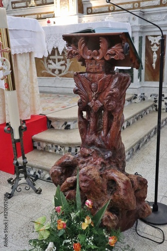 Obraz na płótnie Macchiagodena - Leggio in legno nella Chiesa di Sant'Antonio di Padova w salonie