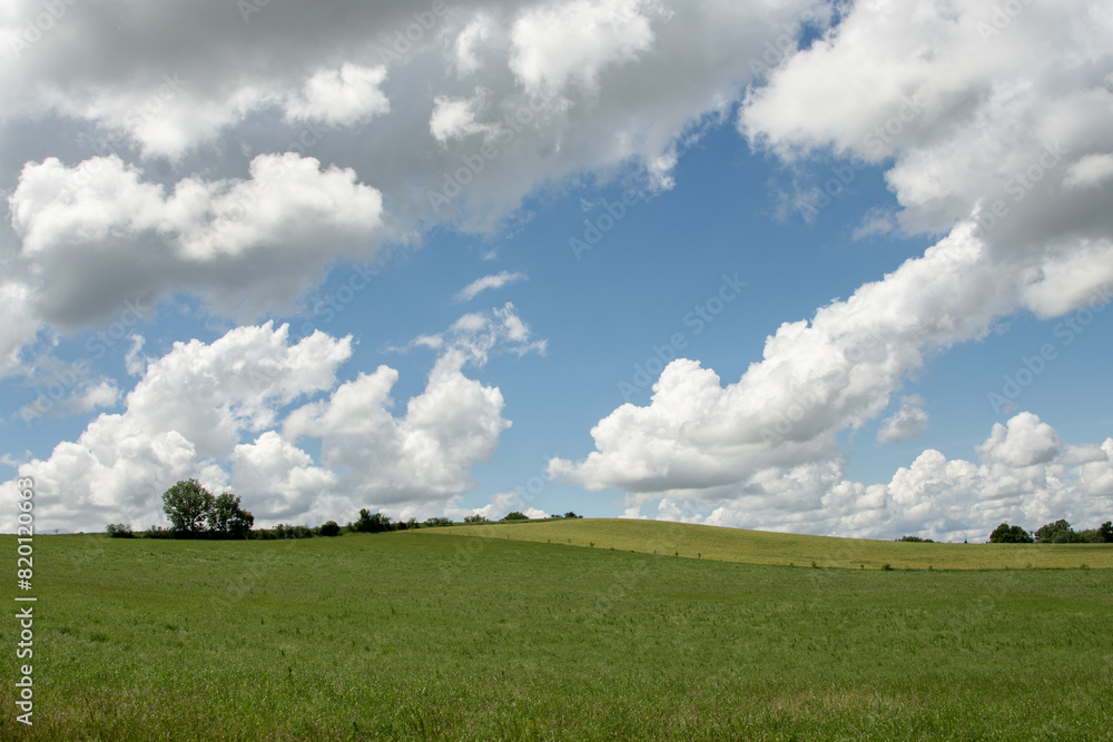 Campagne tarnaise sous un ciel nuageux Campagne tarnaise sous un ciel nuageux