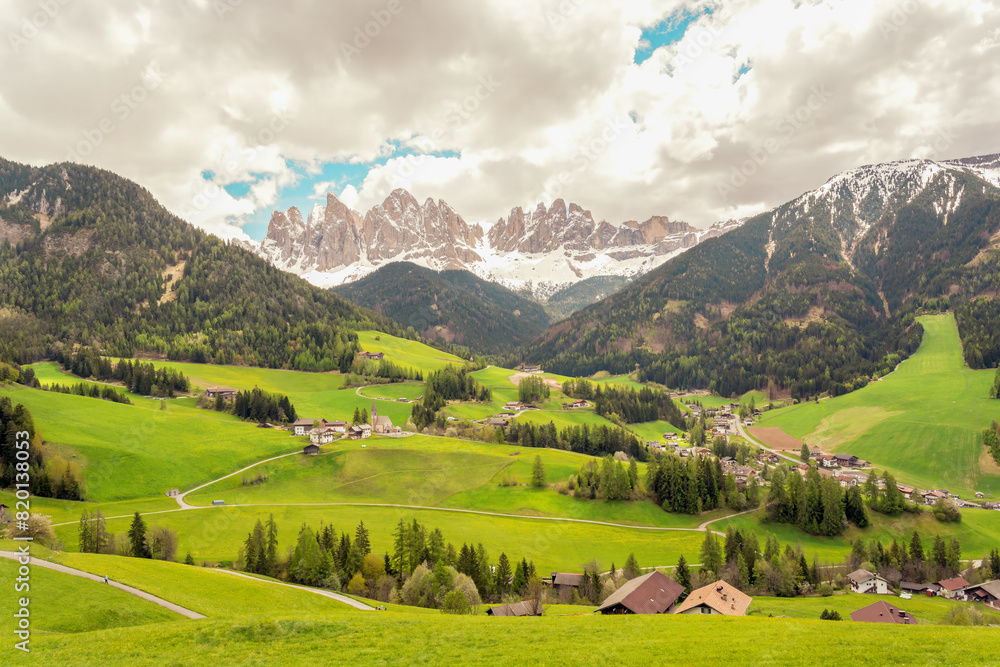 The most beautiful and famous place in the Italian Alps is the village of Santa Magdalena in the spring, with amazing views of the Dolomites. South Tyrol, Val di Funes, Trentino, Italien, Europa.