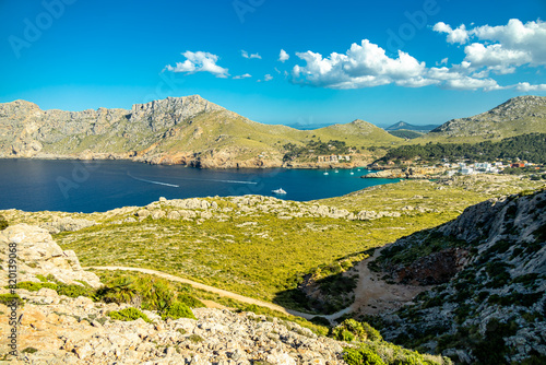 Abendwanderung zum Puig de I'Águila vor den Toren der Bucht von Cala Sant Vicenç auf der Balearen Insel Mallorca - Spanien