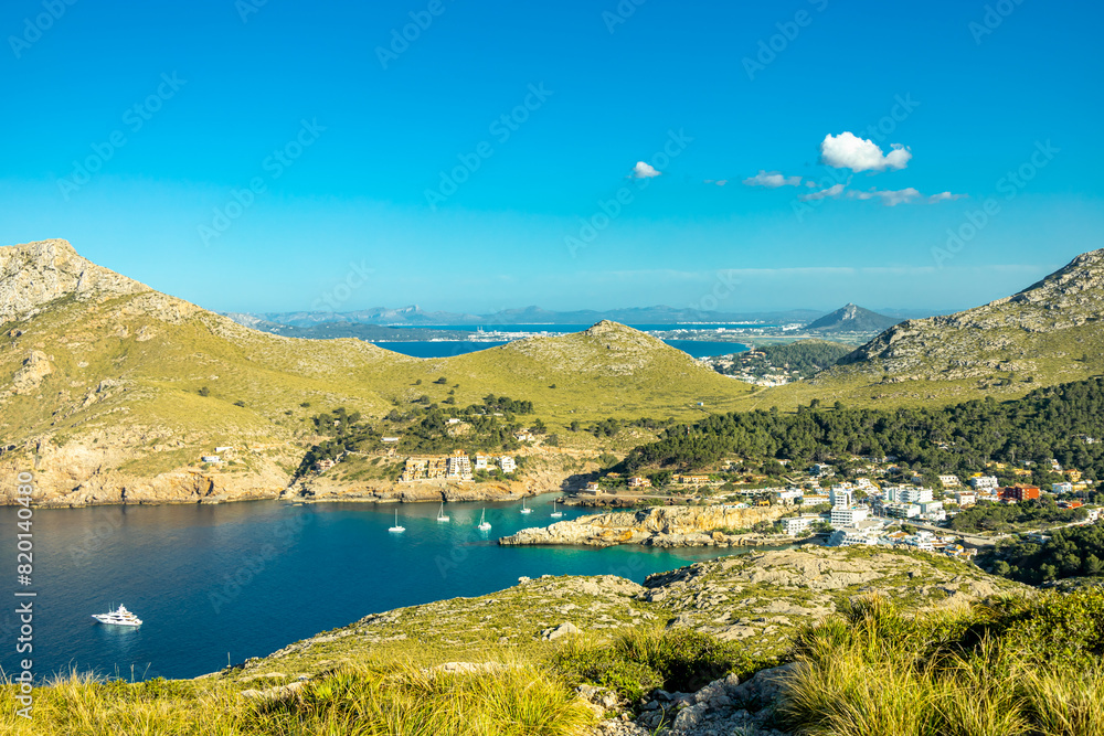 Naklejka premium Abendwanderung zum Puig de I'Águila vor den Toren der Bucht von Cala Sant Vicenç auf der Balearen Insel Mallorca - Spanien