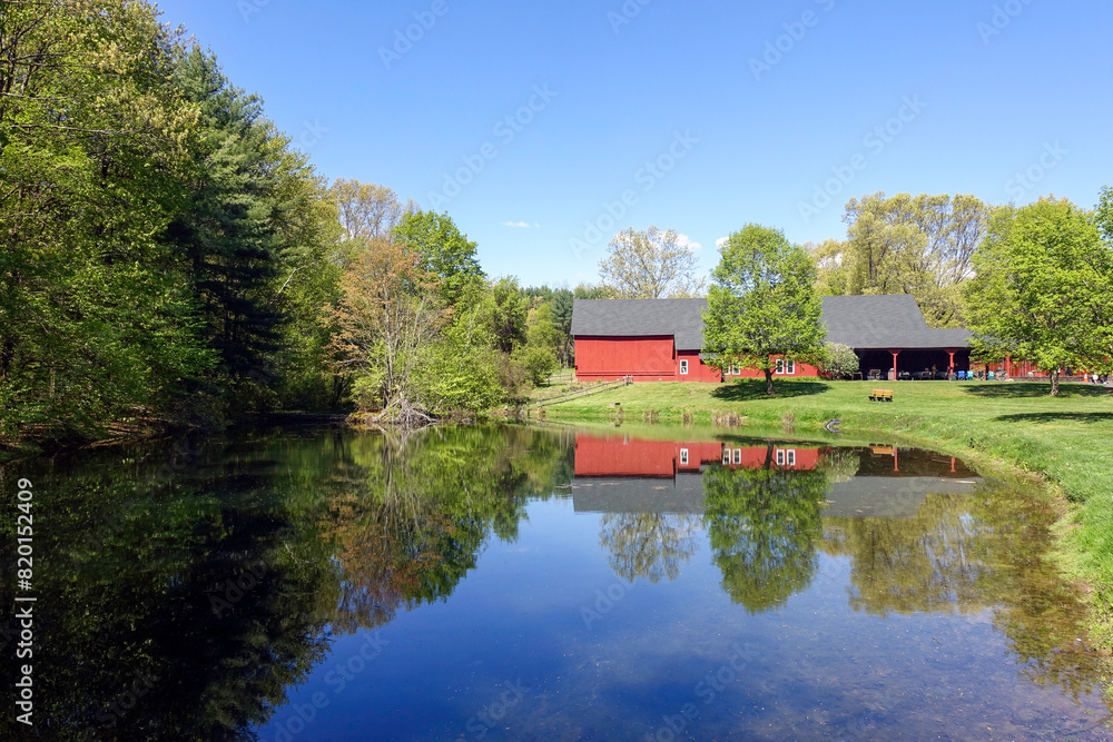 Obraz premium Red barn at the entrance to Northwest Park - Windsor, Connecticut (CT)