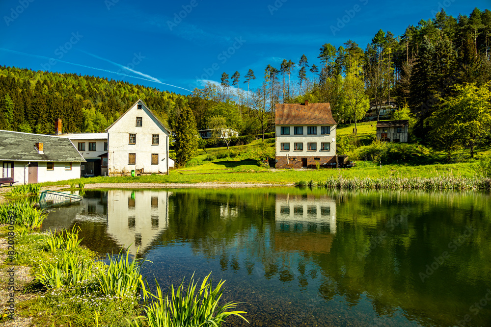 Obraz premium Eine früh morgendliche Wanderung rund um die Stadt Schmalkalden mit ihrer wunderschönen Landschaft - Thüringen - Deutschland