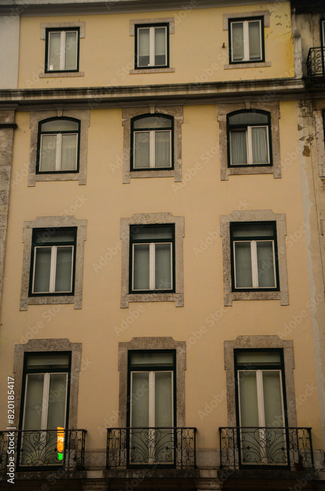 Obraz premium Building facade with windows and balconies typical of Lisbon, Portugal