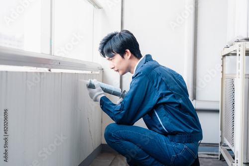 Fototapeta kuchenna 外壁の補修をする男性作業員