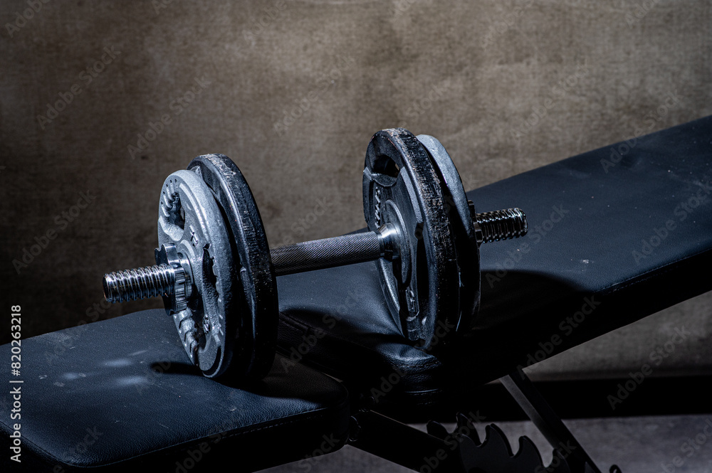 Naklejka premium metalowe hantle w domowej siłowni do ćwiczeń