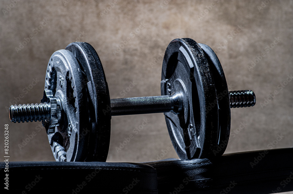 Fototapeta premium metalowe hantle w domowej siłowni do ćwiczeń