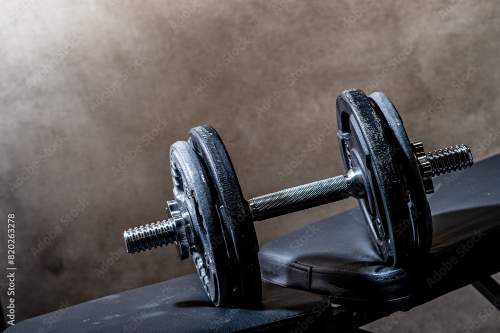 Naklejka premium siłownia w stylu retro z hantlami i obciążeniem swobodnym