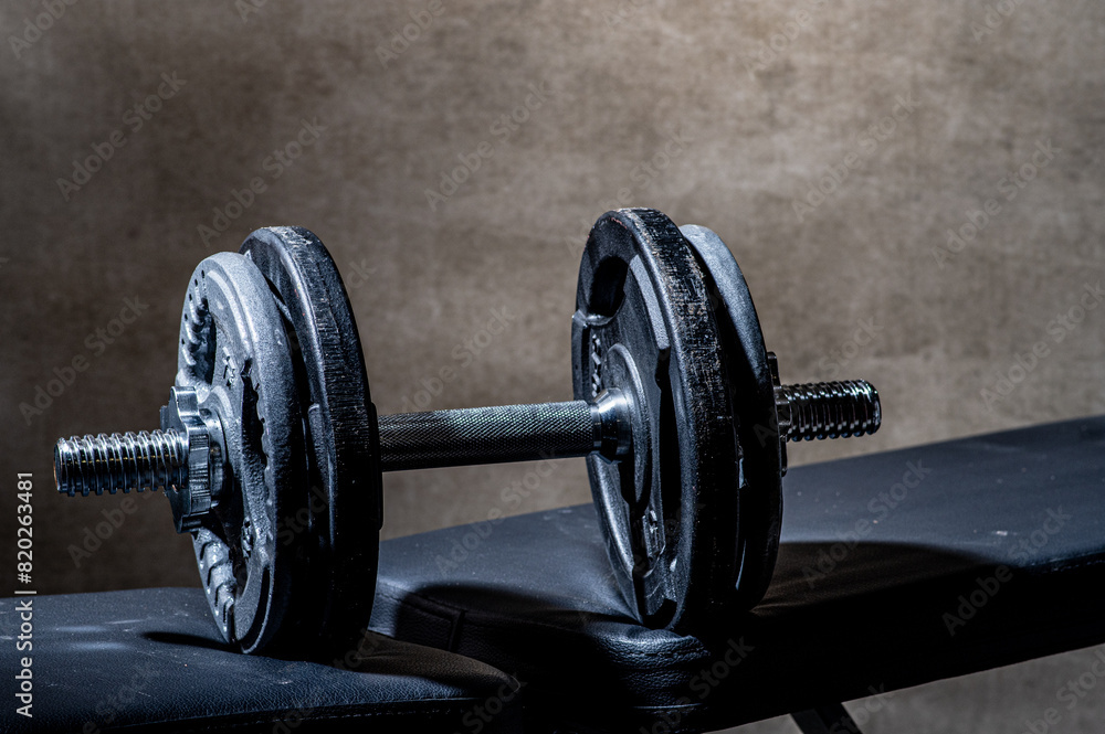 Fototapeta premium metalowe hantle na siłowni w stylu retro