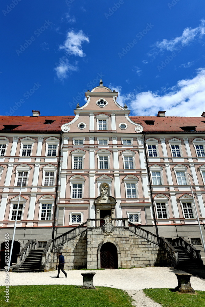 Obraz premium Konventgebäude des Benediktinerklosters in Neresheim