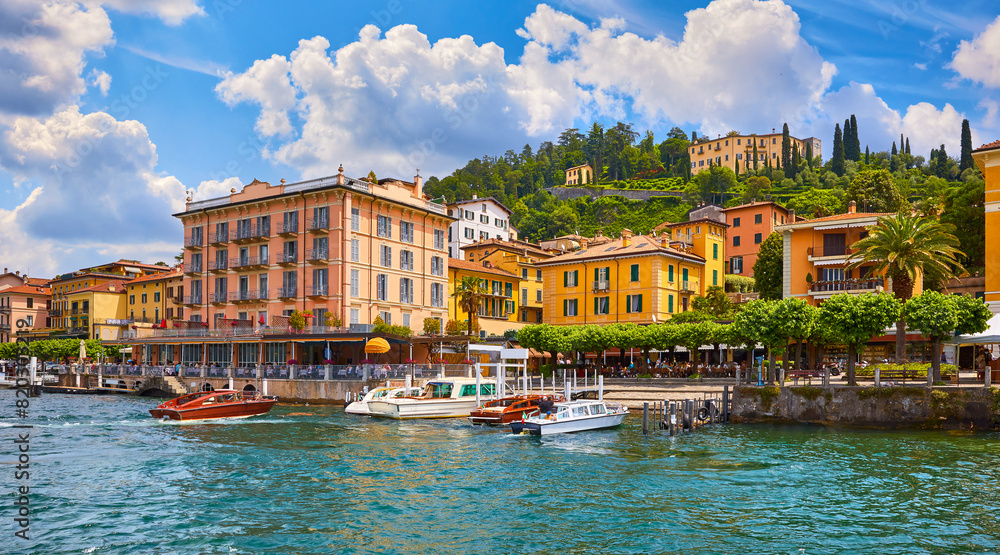 Obraz premium Bellagio, Lombardy, Como lake, Italy. Famous Italian village and popular European travel destination. Summer scenery como lake town landscape with boats