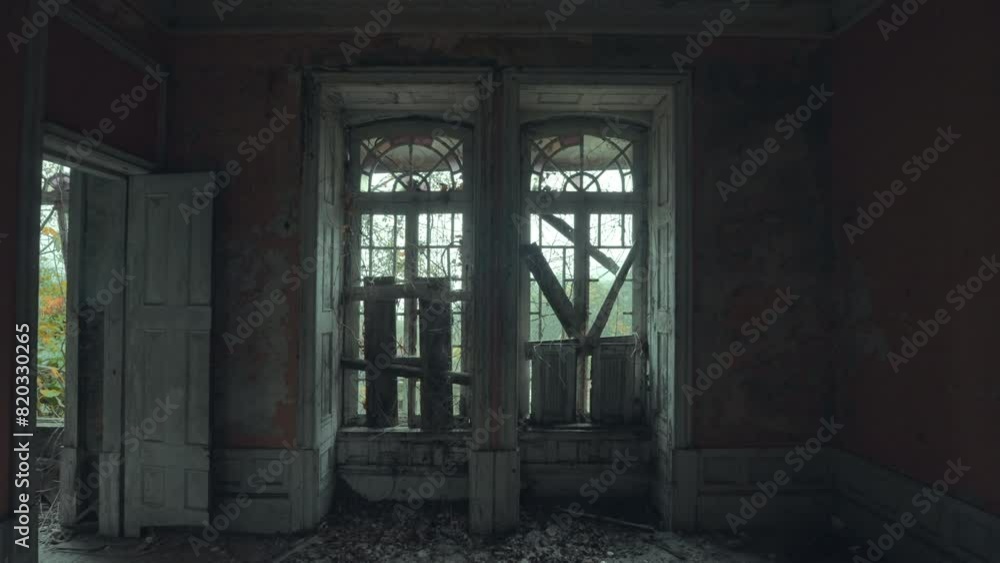 Ventanas tapiadas en una habitación de una casa abandonada con fondo de naturaleza en un día nublado Ventanas tapiadas en una habitación de una casa abandonada con fondo de naturaleza en un día nublado