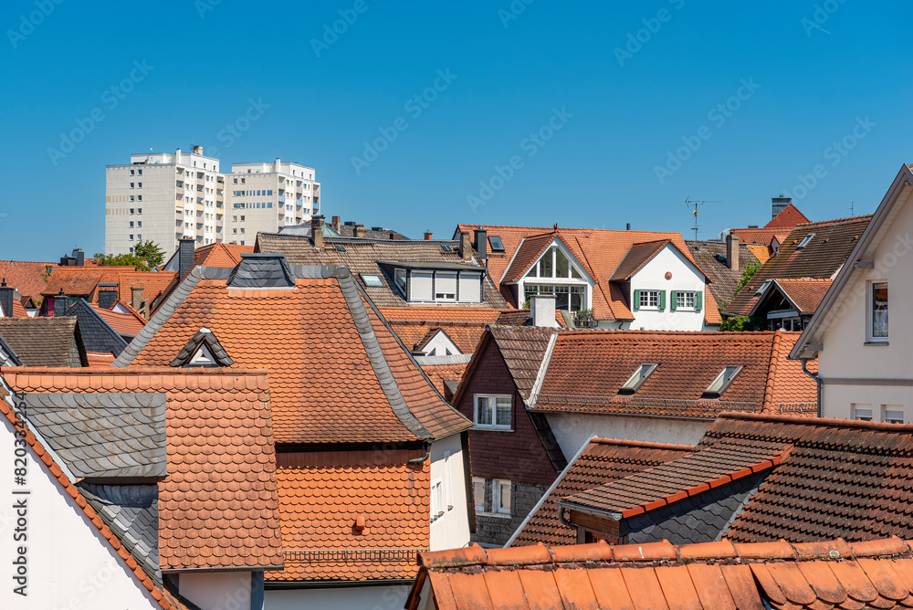Blick über die Dächer von historischen, kleinen  Wohnhäusern in derverwinkelten Altstadt von Bad Homburg vor der Höhe, mit Wohnsilos im Hintergrund