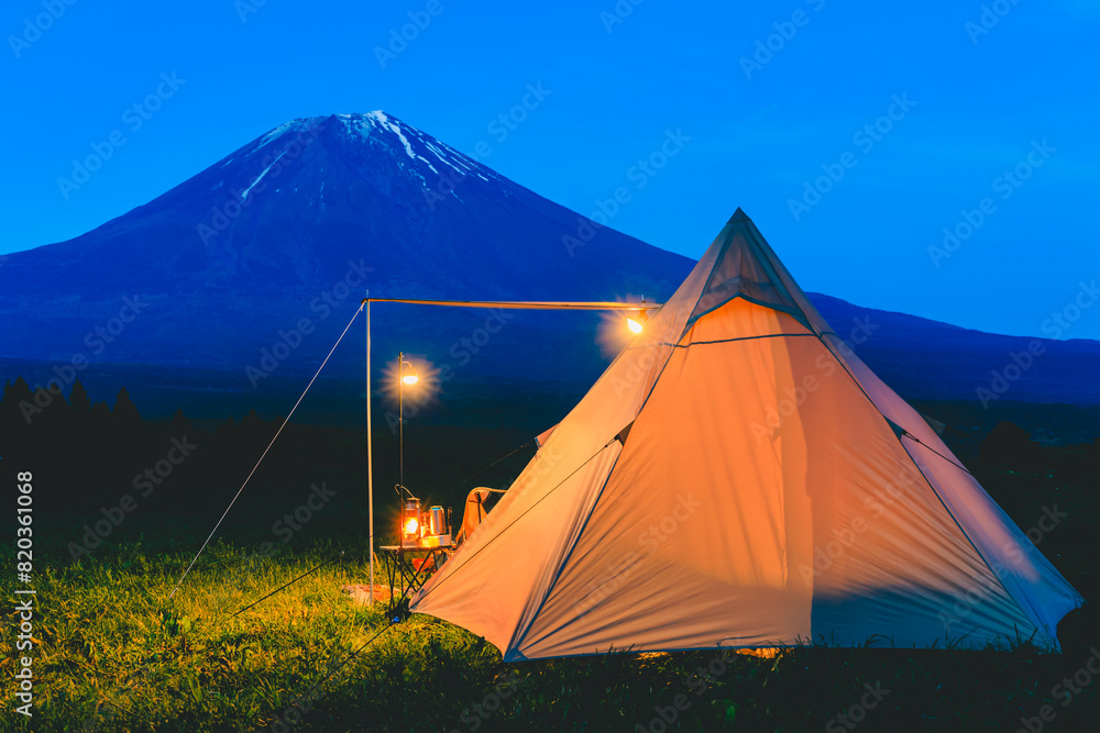 富士山とランタンに照らされたテント
