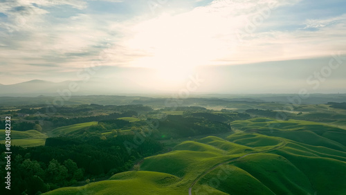 фотографія 朝日の昇る壮大な大地の風景　ドローン空撮