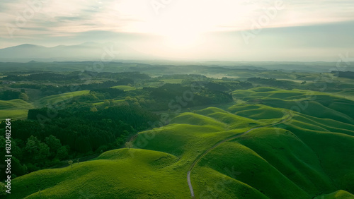 朝日の昇る壮大な大地の風景 ドローン空撮