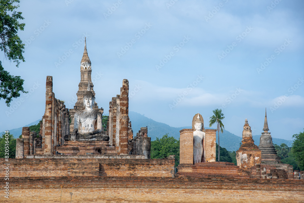 Obraz premium The most beautiful Viewpoint Historic temple of Sukhothai Historical Park, Thailand.