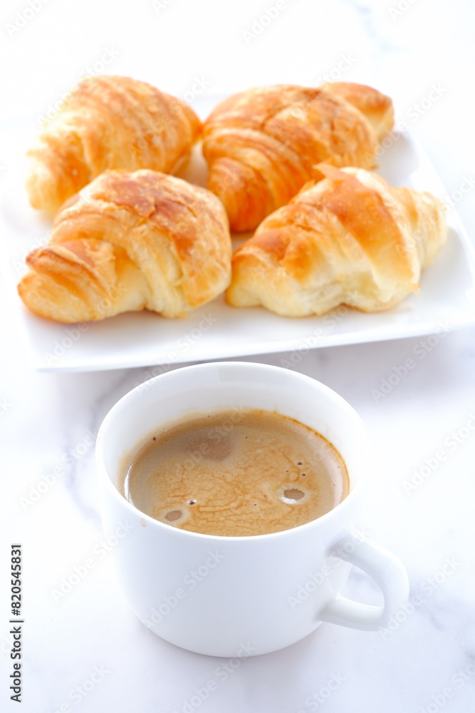 焼きたてのクロワッサンと淹れたてのカフェ・オ・レが用意された朝食のテーブル
