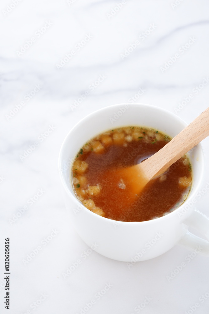 熱々のオニオンコンソメスープを木のスプーンでかきまぜる 熱々のオニオンコンソメスープを木のスプーンでかきまぜる