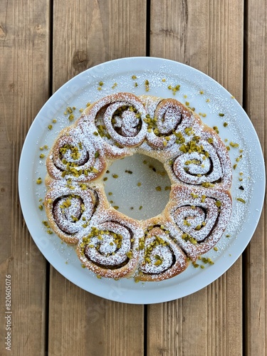 Ein Kranz Zimtschnecken mit Puderzucker