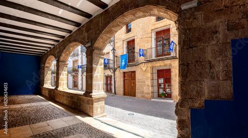 Cuadro en lienzo View through stone arches to a traditional old town street in Benissa, Costa Bla