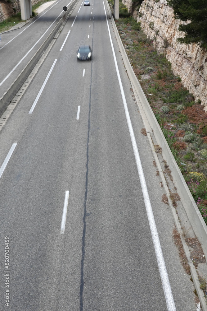 Route Nationale en Provence créée entre les falaises de craie