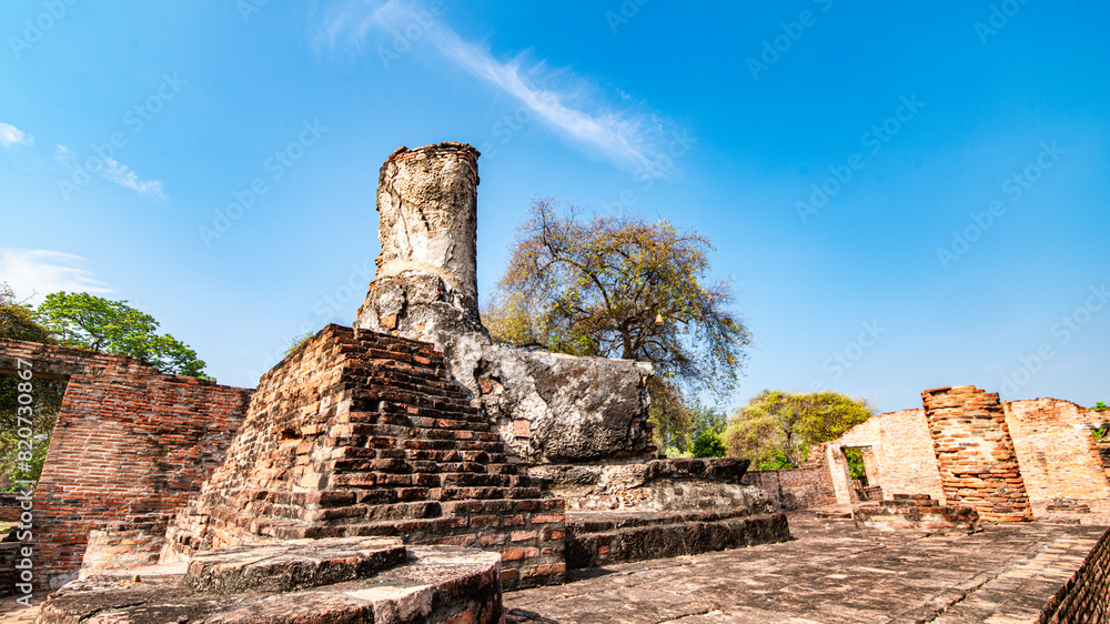 Φωτογραφία Ruins of the Chedi Stupa Church And an ancient Buddha image from the Ayutthaya period is in Wat Ratchaburana, an old temple over six hundred years old, Ayutthaya, Thailand
