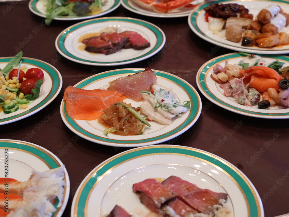 テーブルに並ぶ沢山の料理 テーブルに並ぶ沢山の料理