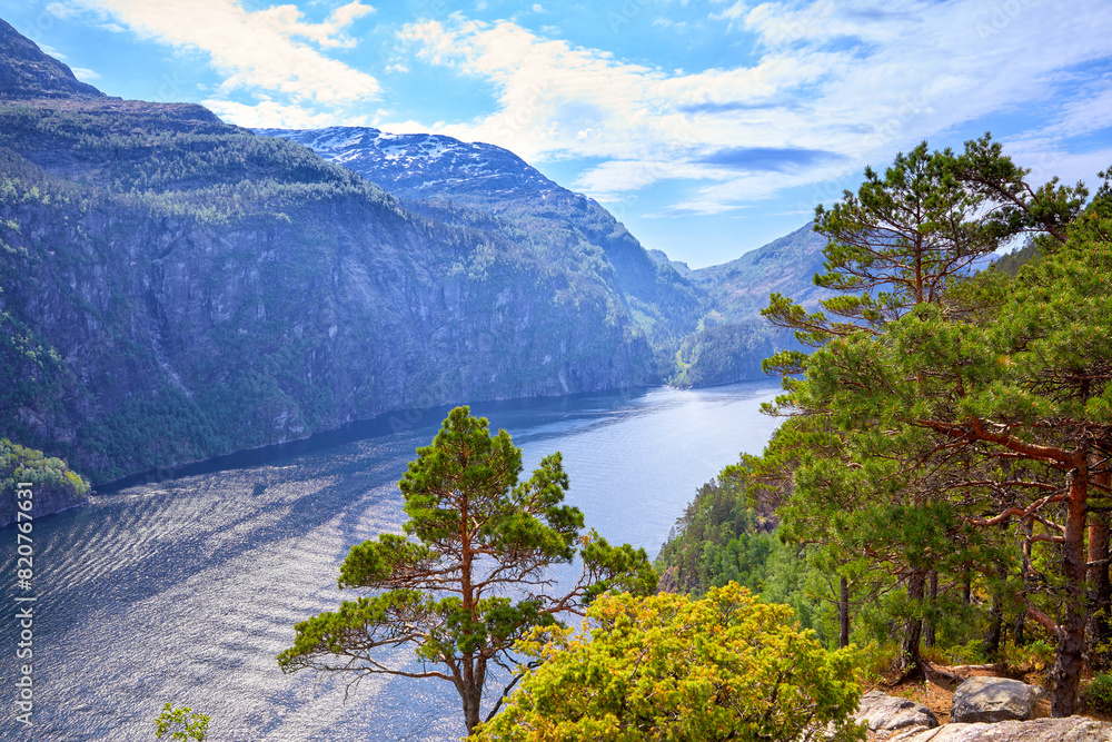 Φωτογραφία View of the fjord from tourist attraction Slottet, Modalen Municipality, Norway