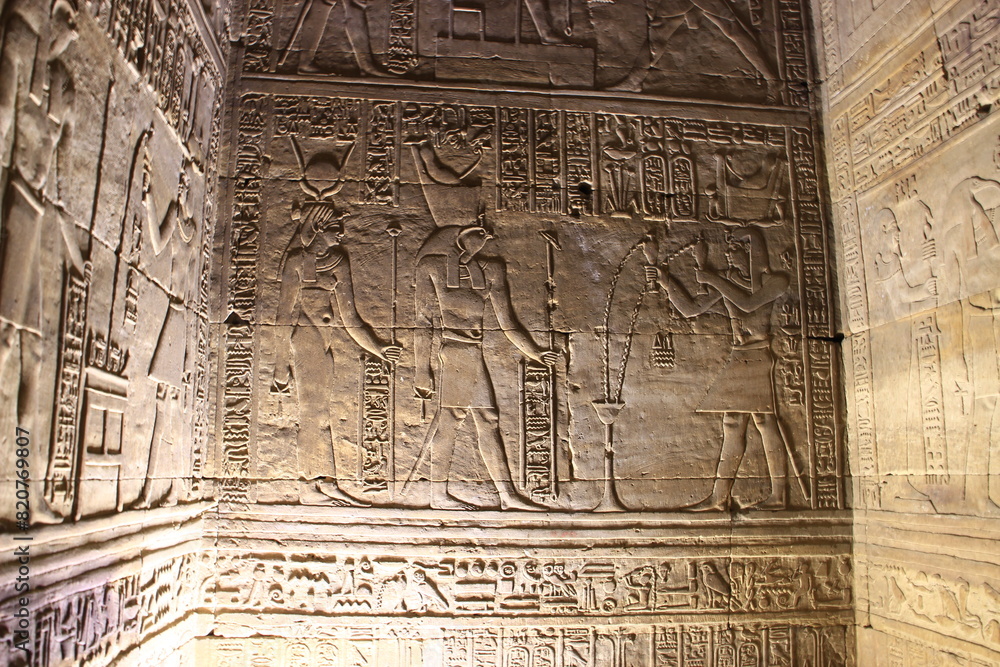 Hiéroglyphes et bas relief de Horus au Temple d'Edfou 