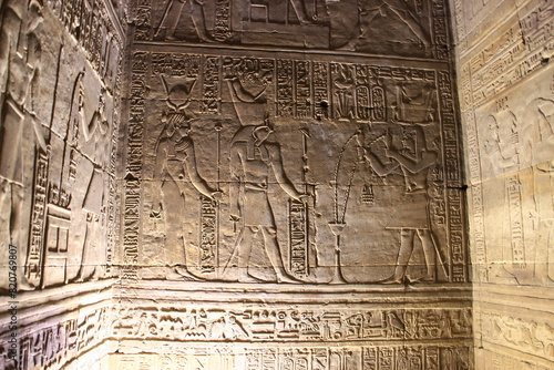 Hiéroglyphes et bas relief de Horus au Temple d'Edfou 