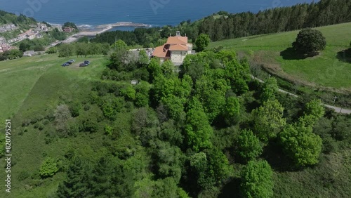 Pueblo de Mutriku en Gipuzkoa (Pais Vasco) visto desde un Drone. Precioso Paisaje verde y mar azul.