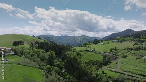 Preciosas montañas verdes del País Vasco a vista de Drone.