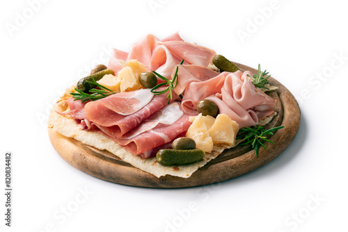 Portata di prosciutto crudo, prosciutto cotto, mortadella e pecorino, antipasti italiani 