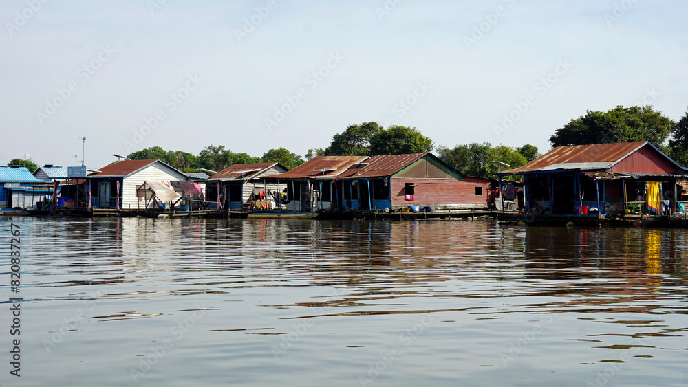 Fototapeta premium floating houes on the tonle sap in cambodia