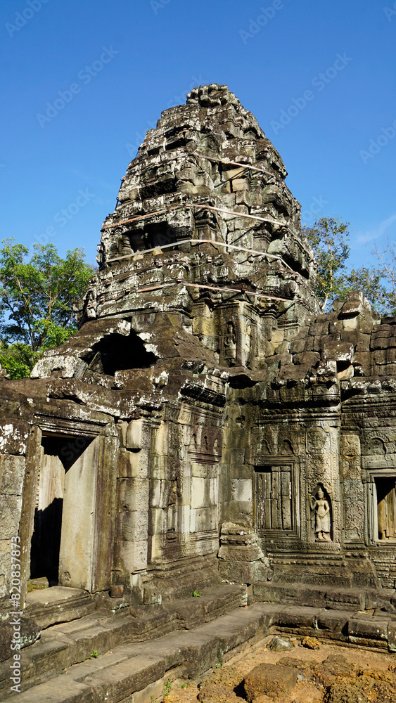 Fototapeta premium ancient temple of angkor wat