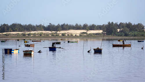 Wallpaper Mural Travailleurs du sel du Lac Rose au Sénégal Torontodigital.ca