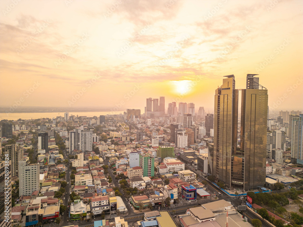Fototapeta premium beautiful sunset in Phon Phen, Cambodia