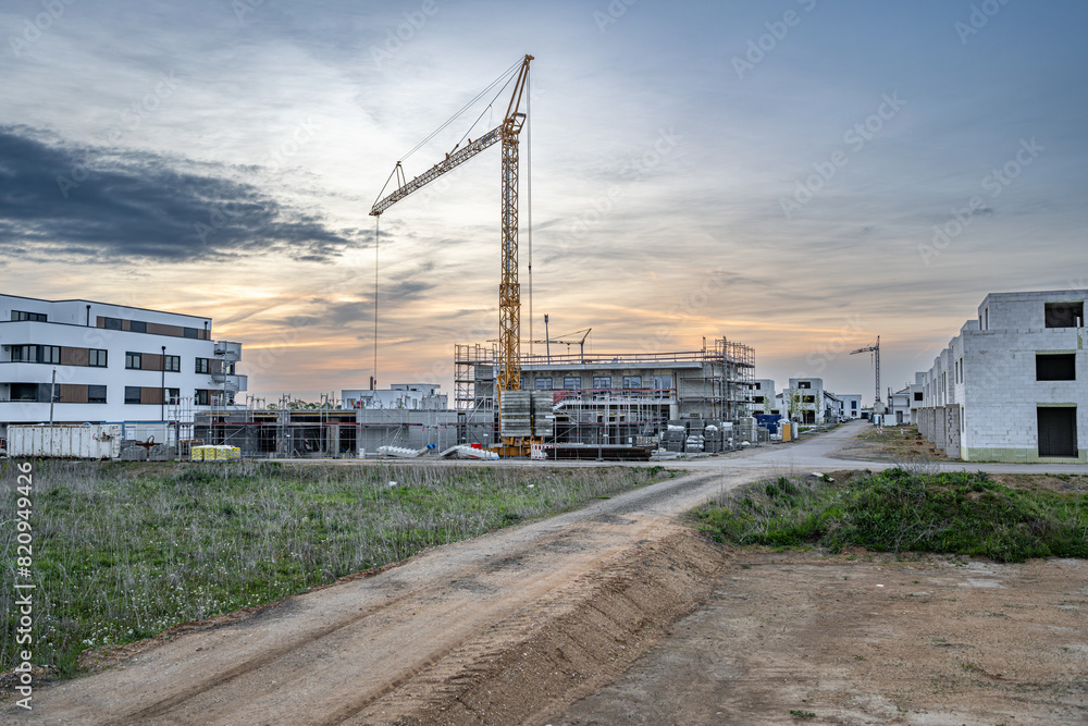 Baustelle mit Kran im Neubaugebiet Baustelle mit Kran im Neubaugebiet