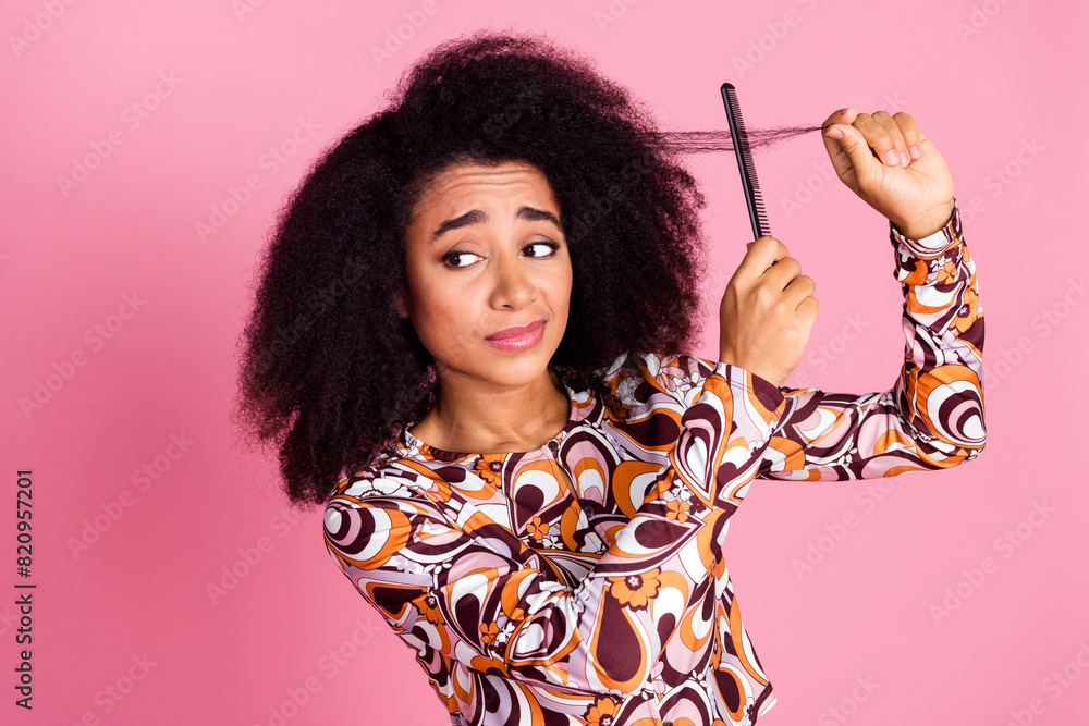 Obraz premium Photo of upset attractive lady dressed print shirt trying comb hair curl empty space isolated pink color background