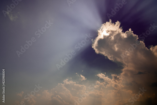 amidst the sky The sun's rays also penetrated. Light up the sky with light and shadows contrasting with the clouds.