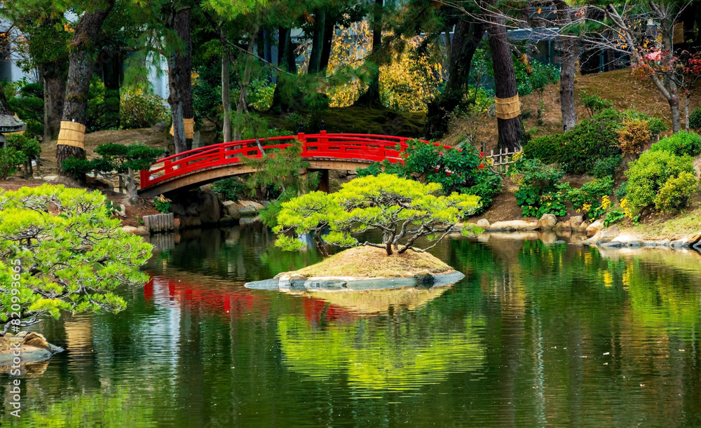 Fototapeta premium Bridge over the lake in Shukkeien Gardens in Hiroshima, Japan