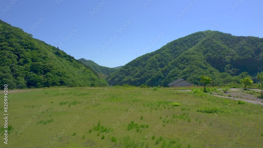 初夏の山並みと湖 初夏の山並みと湖