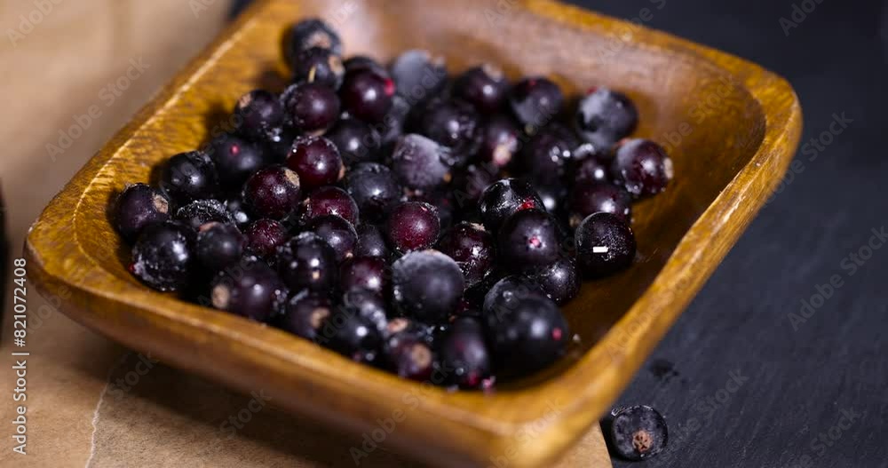 frozen ripe blueberries with red berries of unripe blueberries in a wooden bowl, quick-frozen blueberries in a bowl frozen ripe blueberries with red berries of unripe blueberries in a wooden bowl, quick-frozen blueberries in a bowl